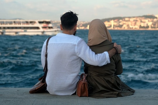 Vì sao nhiều người mắc kẹt trong mối quan hệ mập mờ?