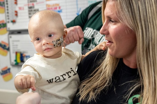 Bé trai 2 tuổi chiến thắng ung thư giai đoạn cuối sau ghép gan từ dì ruột