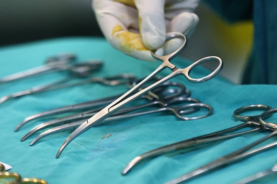 Nghịch ná bắn chim, bé trai bị bi sắt xuyên sọ