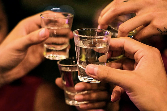 Ép buộc người khác uống rượu bia bị phạt tới 3 triệu đồng