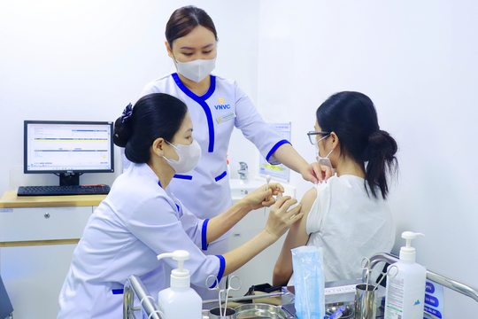 Sinh viên chủ động tiêm phòng não mô cầu