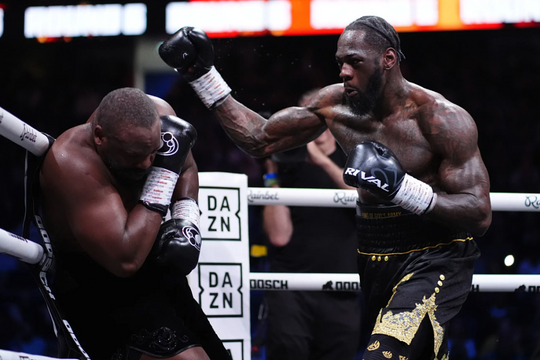 Võ sĩ Mỹ xin lỗi rồi đánh ngã đối thủ