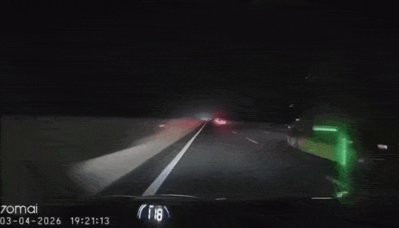Tài xế đánh lái như chớp tránh người đi bộ giữa cao tốc trong đêm