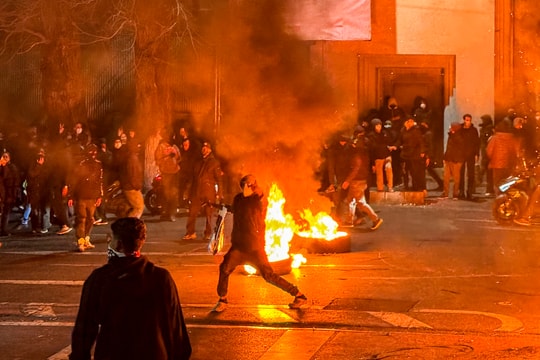 Ông Trump tiết lộ Mỹ đã gửi súng cho người biểu tình Iran