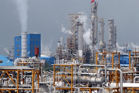 Israel tấn công nhà máy hóa dầu lớn nhất Iran