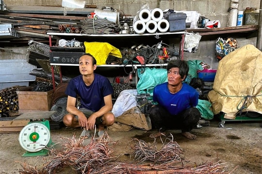 Trinh sát phục kích bắt trộm dây điện cao tốc Bến Lức - Long Thành