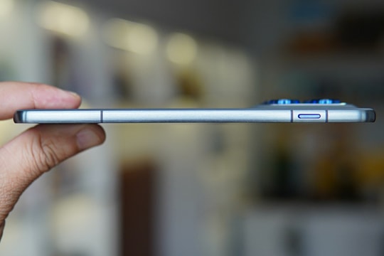 Smartphone siêu mỏng có pin 5.000 mAh, ba camera