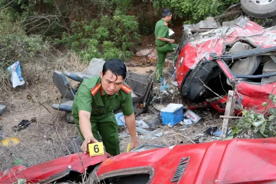 Hiện trường xe khách chở 16 thợ lặn lao xuống vực