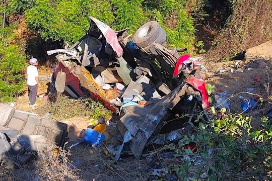 Xe khách lao xuống vực ở Lâm Đồng, 3 người chết