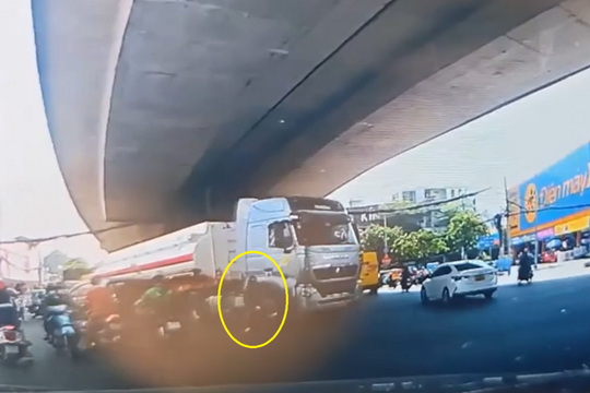 Người đi xe máy suýt mất mạng khi rẽ trái sát xe bồn