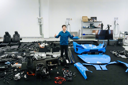 Sếp Xiaomi livestream cảnh bóc tách xe điện SU7