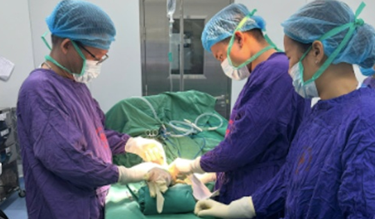 Chàng trai 19 tuổi gãy xương cánh tay phải nhập viện cấp cứu, bác sĩ chỉ ra sai lầm chí mạng