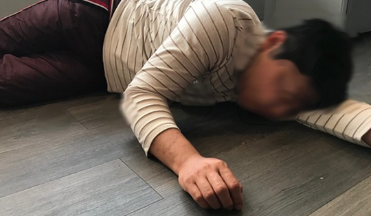 Nam sinh 19 tuổi liệt nửa người vì thói quen “cực độc” với điện thoại