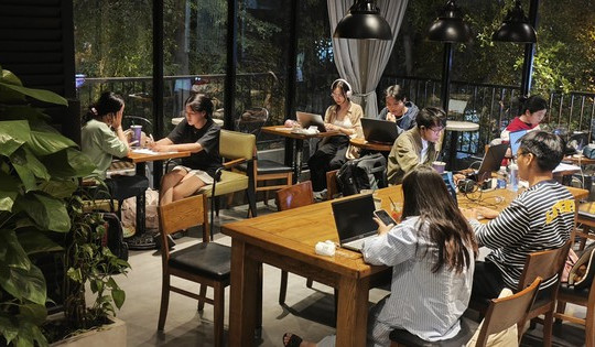 Vào quán cà phê ngồi 10 tiếng chỉ gọi 1 ly nước: Thu phí hay làm ngơ để giữ khách?