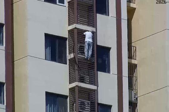 Cụ bà 89 tuổi trèo ra ngoài từ tầng 27 sau khi bị kẹt trong phòng ngủ