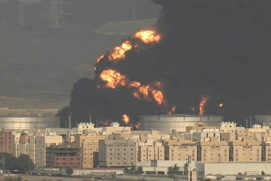Tổ hợp hóa dầu Ả Rập Xê Út trúng đòn không kích của Iran