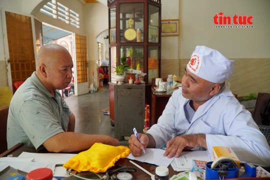 Phòng khám suốt 30 năm duy trì khám chữa bệnh miễn phí cho người nghèo