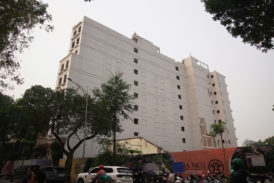 Hà Nội tháo dỡ khách sạn 9 tầng sát hồ Hoàn Kiếm