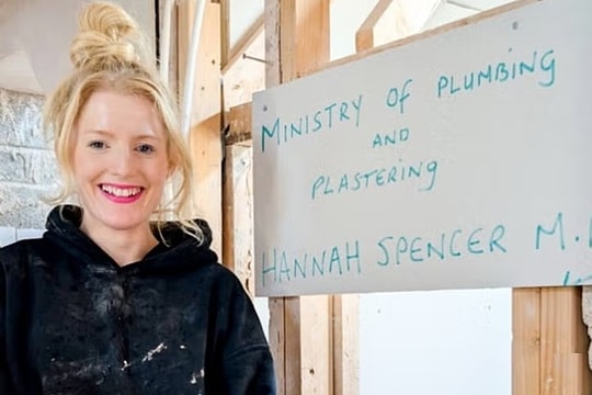 Gen Z Anh chọn học nghề vì sợ AI 'cướp' việc