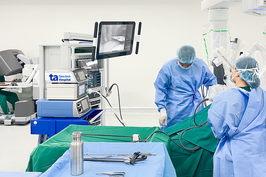 Robot mổ '2 trong 1' chữa u tuyến ức, nhược cơ