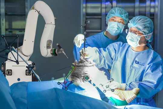 Robot 'đo ni đóng giày' thay khớp cho người bệnh