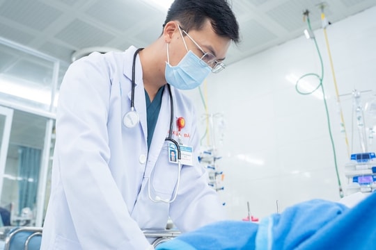 Hai thợ lặn gãy xương, dập phổi trong vụ xe khách lao xuống vực