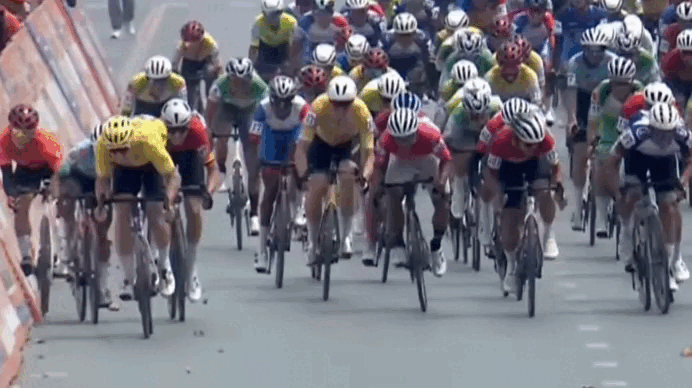 Áo Cam gặp nạn ở đích đến giải xe đạp xuyên Việt