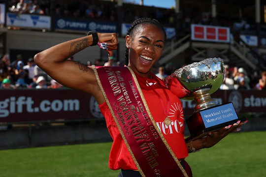 Ngôi sao tốc độ Mỹ lập kỳ tích dù xuất phát cuối