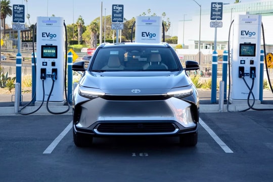 Toyota bán nhiều xe điện hơn Ford