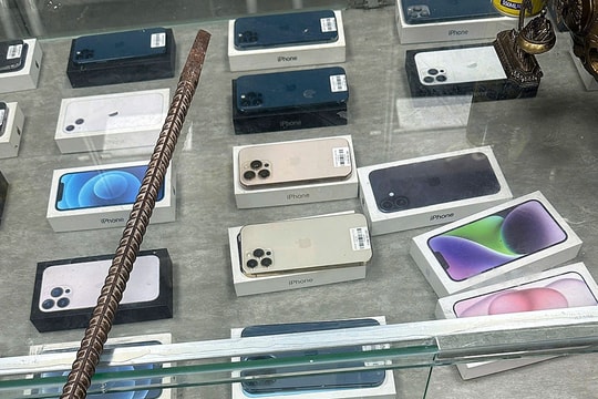 Nhóm thiếu niên phá khóa cửa hàng, trộm hàng loạt iPhone