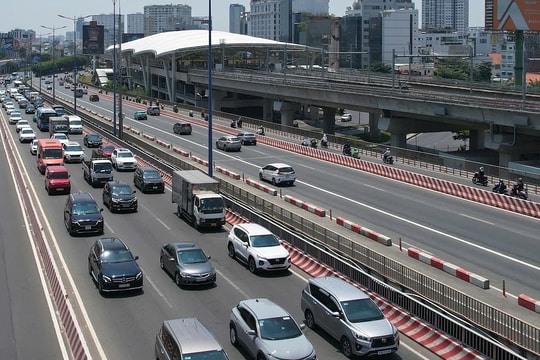 Ba ôtô tông liên hoàn ở cầu Sài Gòn, kẹt xe kéo dài