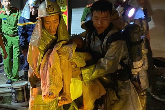 Cứu hai người mắc kẹt trong ngôi nhà cháy ở Hà Nội