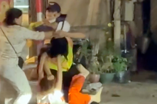 Hai nhân viên gác chắn đường sắt bị hành hung