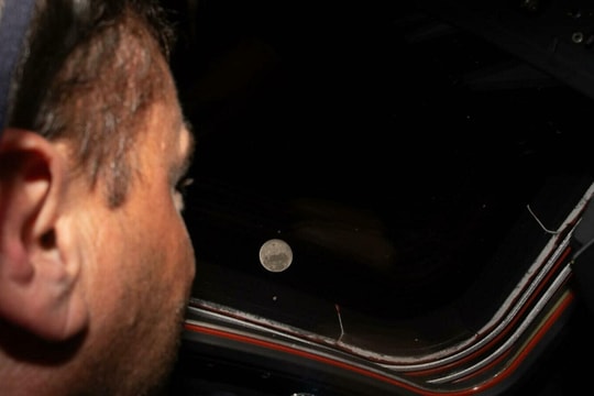 Artemis II bay qua phía sau Mặt Trăng, phá kỷ lục 'xa Trái Đất nhất'