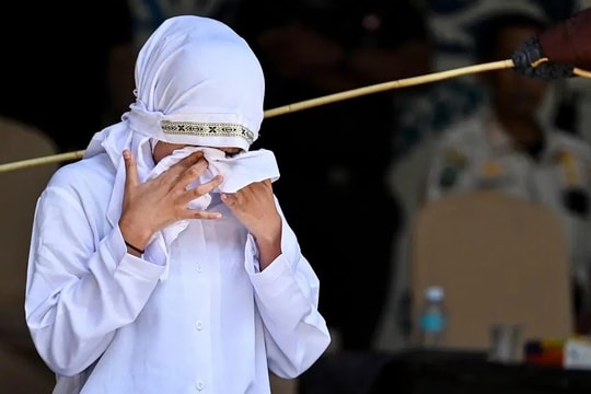 Cặp đôi bị phạt 200 roi vì quan hệ khi chưa kết hôn