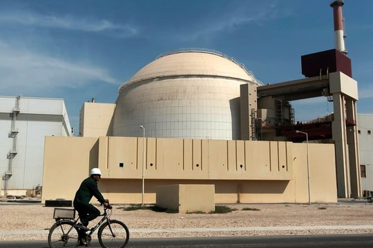 Thứ trưởng Iran kêu gọi lập 'hàng rào người' quanh các nhà máy điện