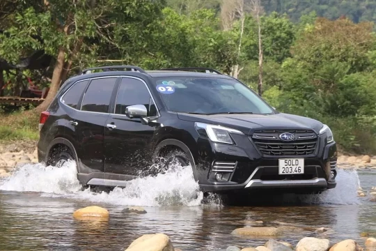 Subaru Forester giảm giá gần 300 triệu đồng xả kho