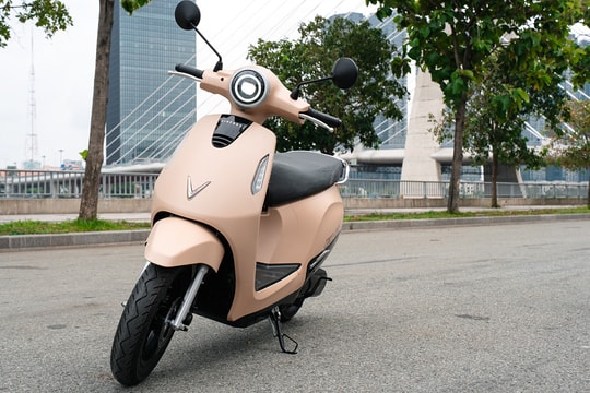 Mua xe máy điện nào một lần sạc đi được 120 km?