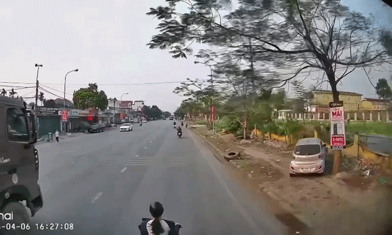 Cô gái ngơ ngác khi bị xe tải ủn đi hàng trăm mét