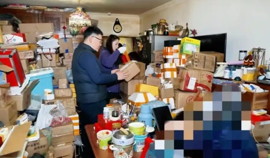 Cụ bà 80 tuổi “nghiện” mua sắm online, 30 người dọn suốt 12 giờ mới lộ sàn nhà