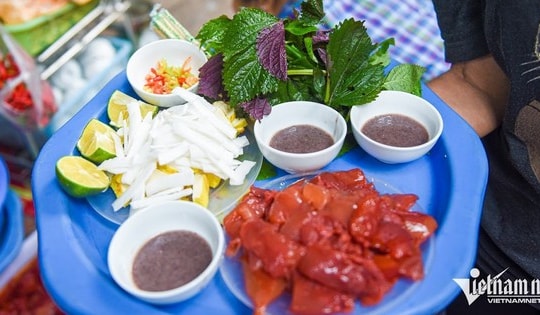 Món ăn 'hạ hỏa' ngày nắng nóng ở Hà Nội, hương vị gây tranh cãi vẫn hút khách