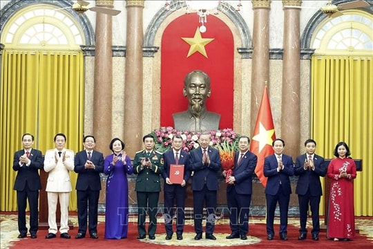 Tổng Bí thư, Chủ tịch nước chủ trì hội nghị công bố các quyết định đối với Chính phủ