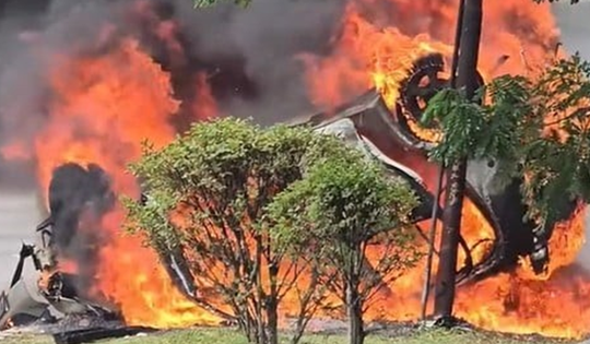 Ô tô lao nhanh như “tên bắn”, người dân kịp cứu cụ bà khỏi xe lật trước khi bốc cháy