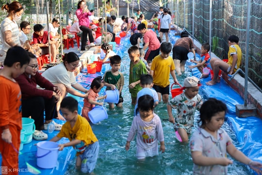 Khách bắt cá, hái nho trong quán cà phê vườn ở TP HCM