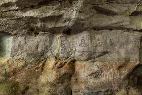 Tranh khắc 18 vị La Hán trên vách đá