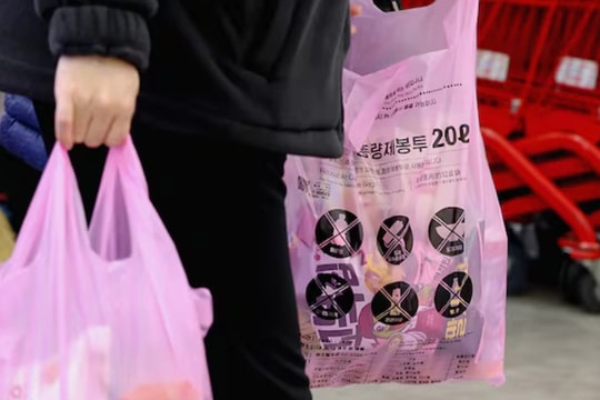 Nhiều ngành sản xuất khốn đốn vì thiếu nguyên liệu dầu mỏ