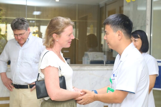 Cô gái Anh chết não hiến tạng cứu sống 3 người Việt