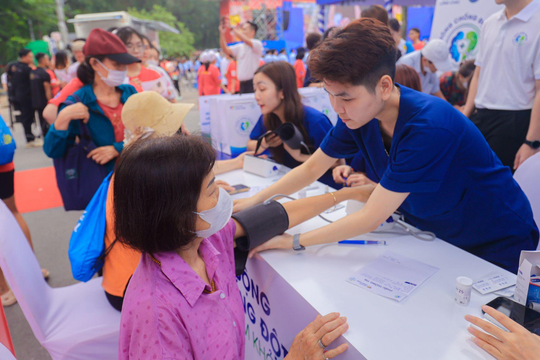 Long Châu, Bayer, Omron phối hợp tầm soát sức khỏe người dân