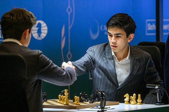 Sindarov tiến gần chung kết cờ vua thế giới 2026