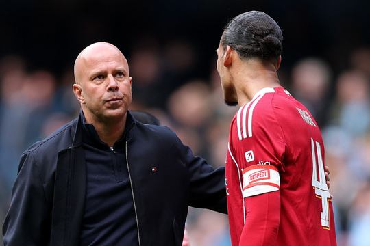 Slot mâu thuẫn về quan điểm với Van Dijk